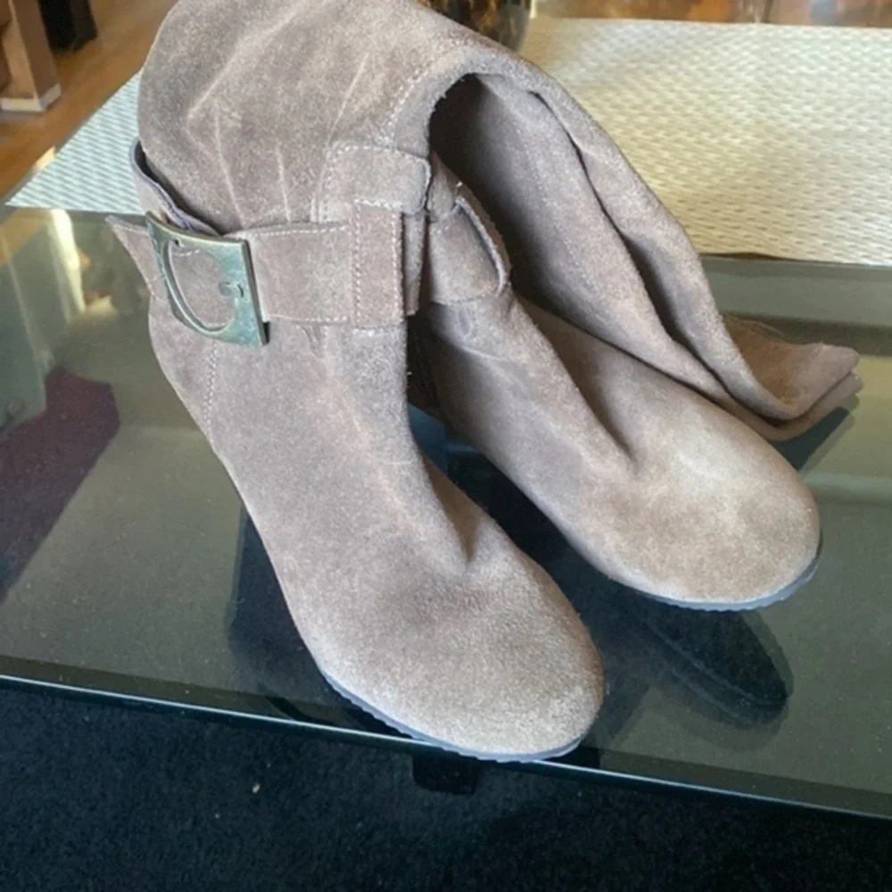 BCBG SUEDE BROWN BOOTS SIZE 6.5/36